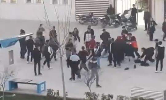 Şanlıurfa’da lise öğrencilerinin kavgası kamerada - Videolu Haber