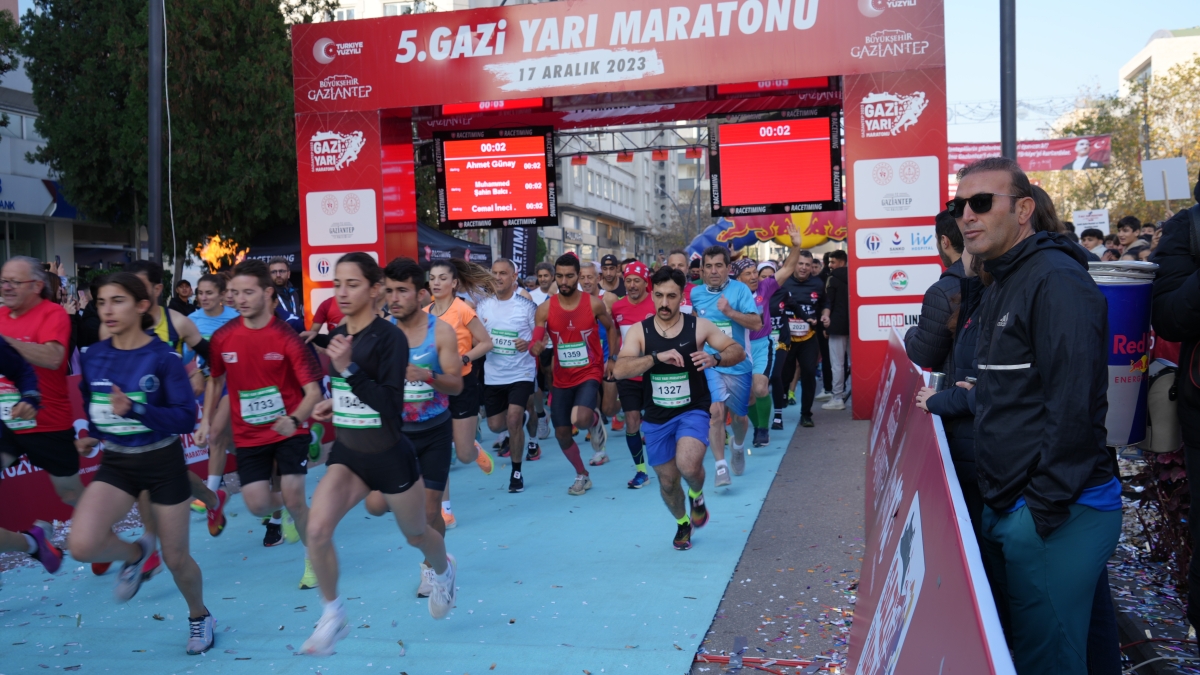 5. Gazi Yarı Maratonu bin 300 sporcunun katılımıyla gerşekleştirildi