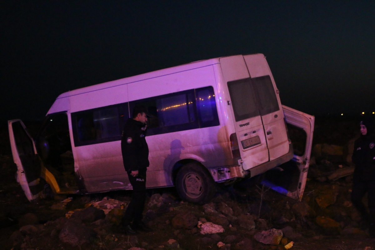 Diyarbakır’da otomobile çarpan minibüs yol kenarına savruldu: 7 yaralı