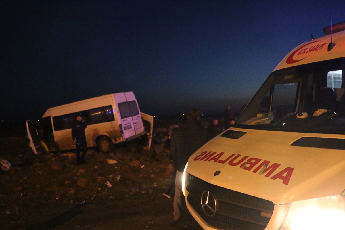 Diyarbakır’da otomobile çarpan minibüs yol kenarına savruldu: 7 yaralı