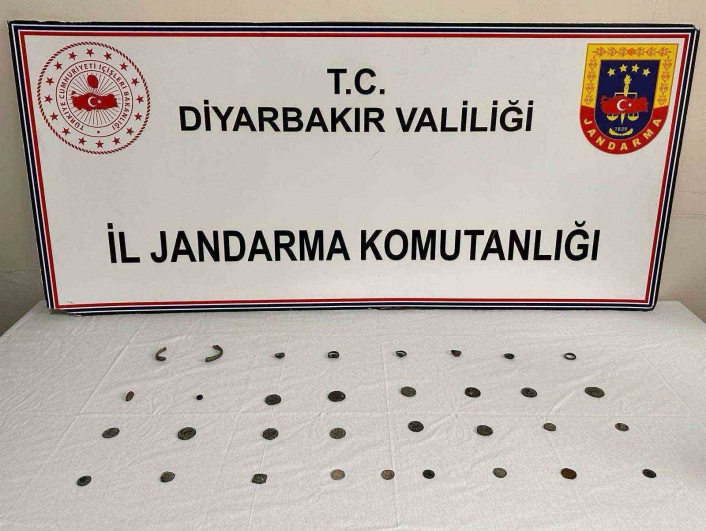 Diyarbakırda 33 adet tarihi obje satmaya çalışan 3 şüpheli yakalandı