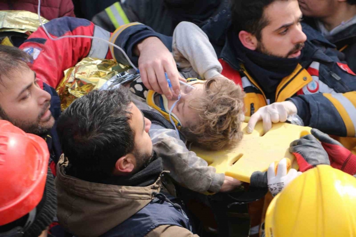 Diyarbakırda depremde ailesinden 5 kişiyi kaybeden Beşire dayısı ve teyzesi umut oldu