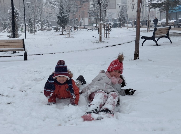 Kahramanmaraşta çocukların kar sevinci