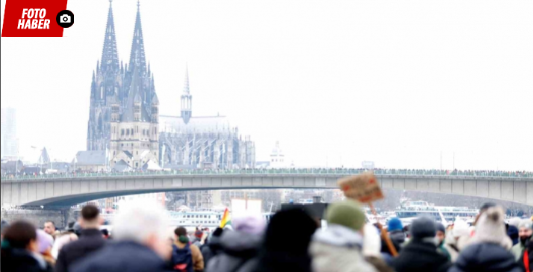 Kölnde 50 binden fazla kişi aşırı sağcı AfD Partisini protesto etti