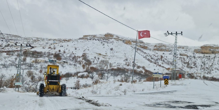Kar yağışı nedeniyle 129 köy yolu ulaşıma kapandı