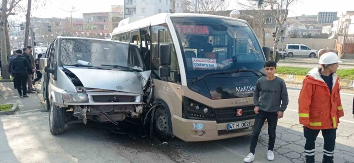 Mardinde 2 minibüs çarpıştı: 6 yaralı
