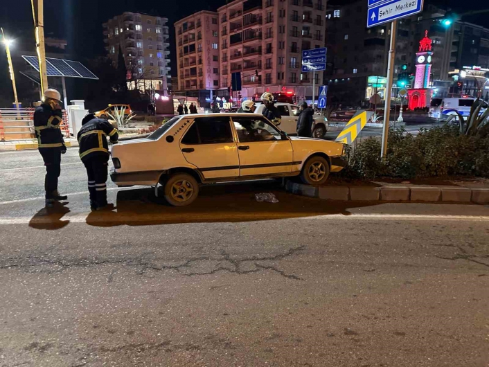 Mardinde otomobil kavşağa girdi: 2 yaralı
