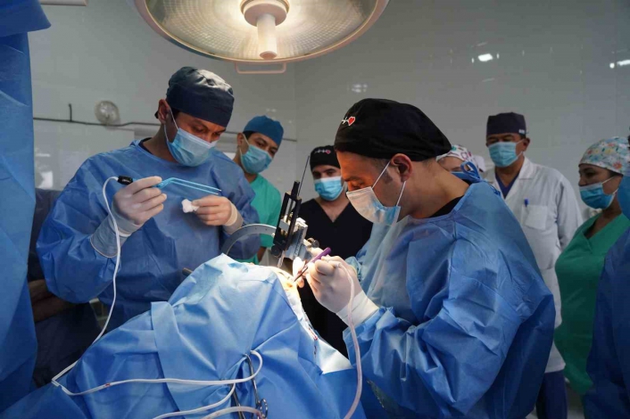 Özbekistanın ilk beyin pili ameliyatına Türk doktorlar imza attı