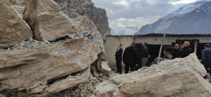 Uludere´de kaya düşmesi sonucu evi zarar gören aileye yardım eli uzatıldı